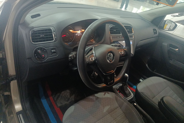 Volkswagen Polo 2015 #10 Volkswagen Polo 2015 car image #10