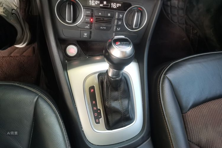 Audi Q3 2017 car image #16