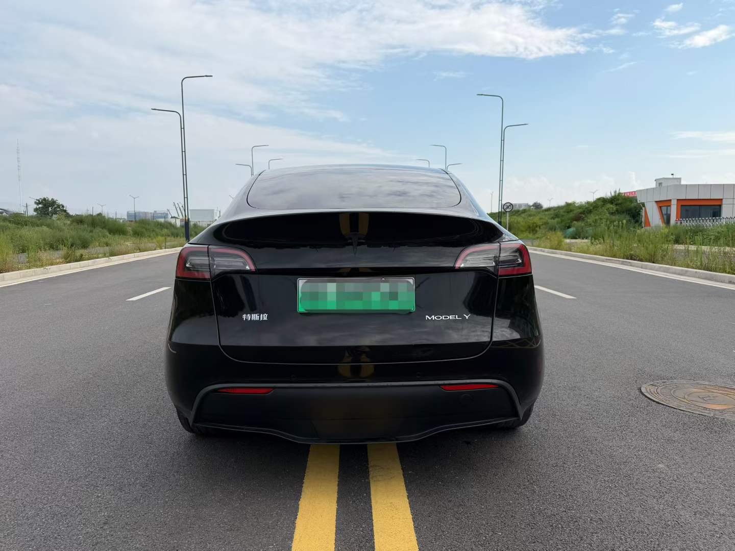 Tesla Model Y 2022 #8 Tesla Model Y 2022 car image #8