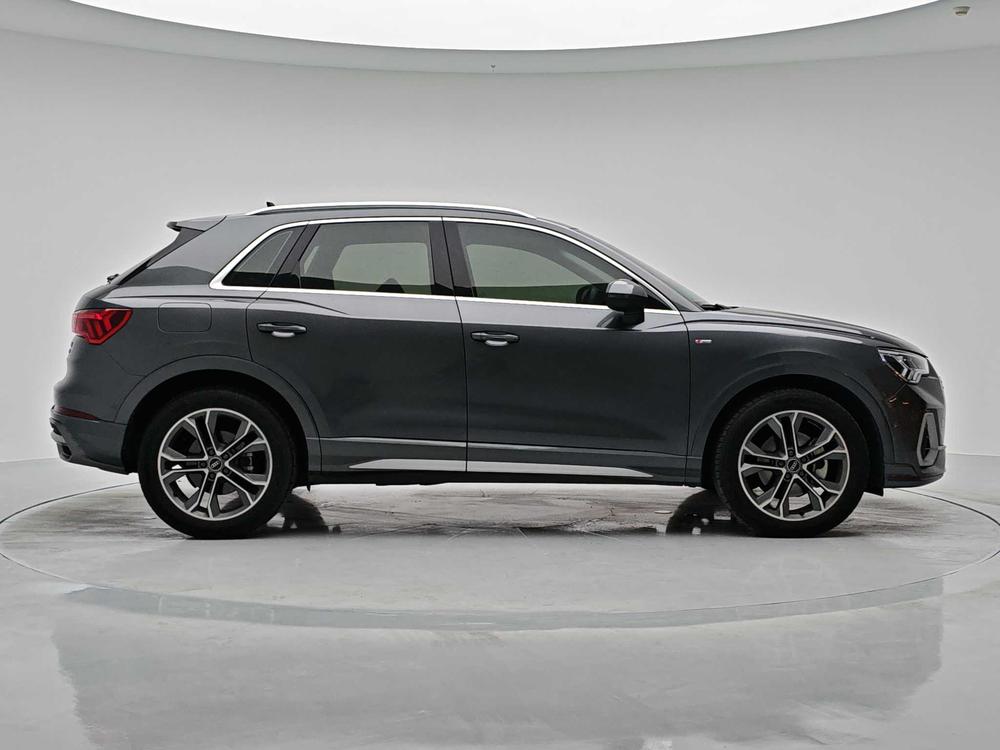 Audi Q3 2022 car image #8