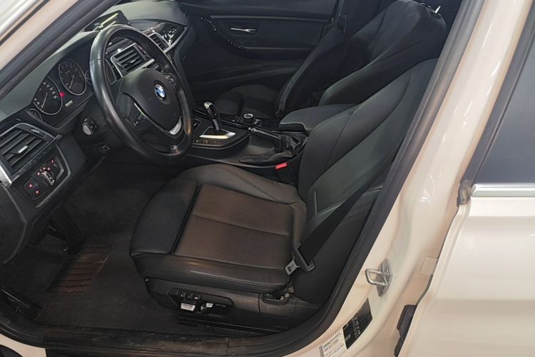 BMW 3 Series 2018 car image #15