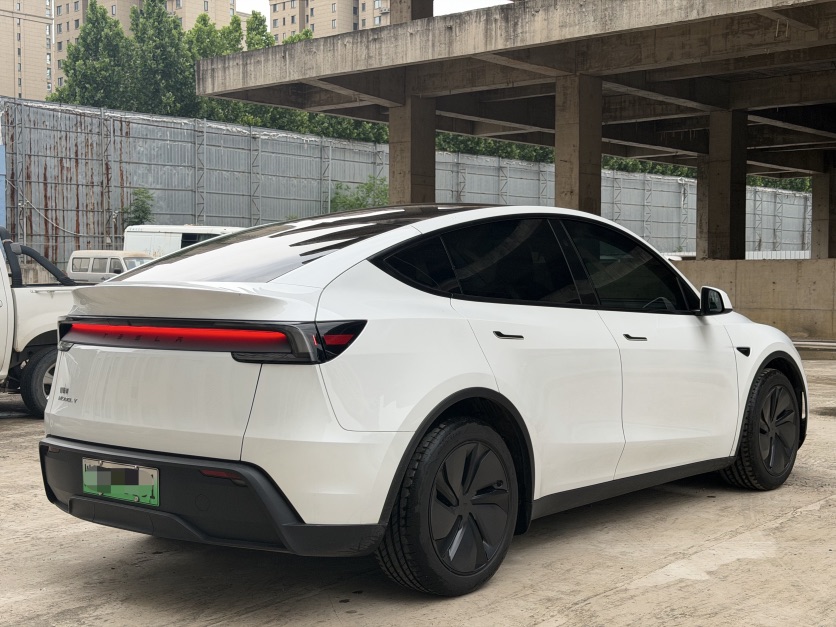 Tesla Model Y 2025 car image #4