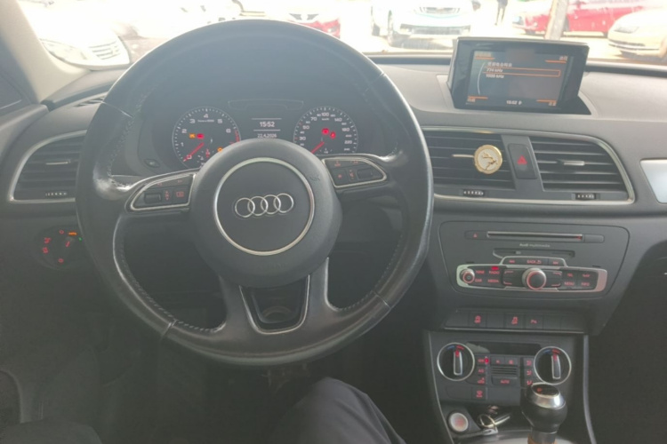 Audi Q3 2017 car image #10