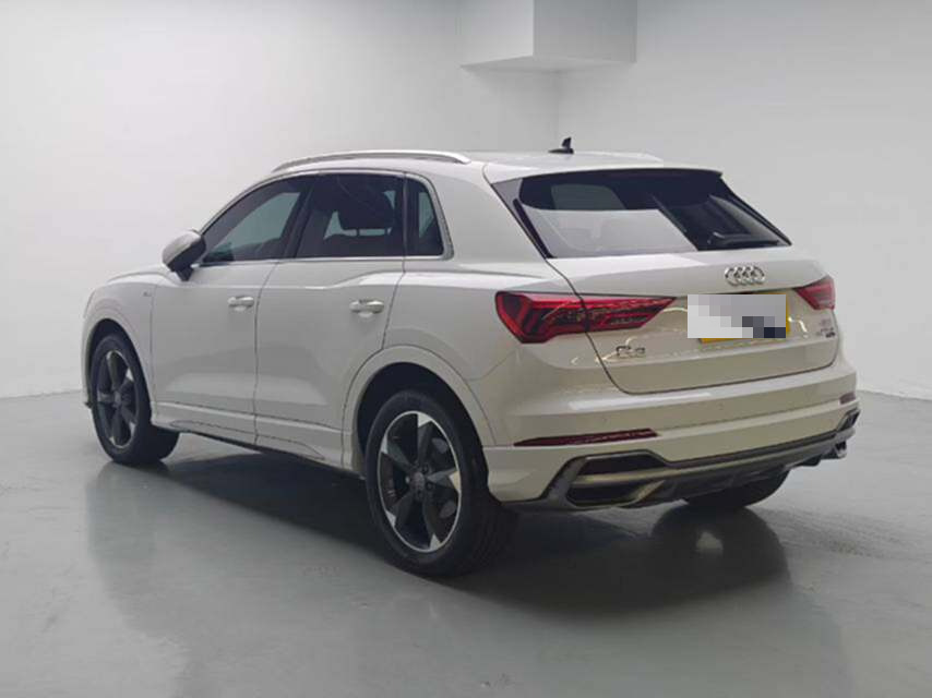 Audi Q3 2019 car image #11
