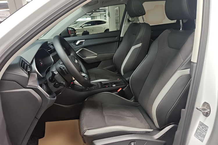 Audi Q3 2023 car image #15
