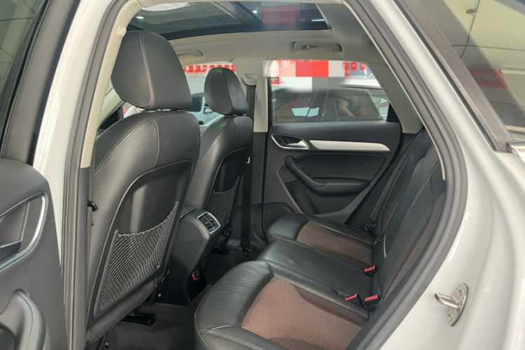 Audi Q3 2019 car image #13