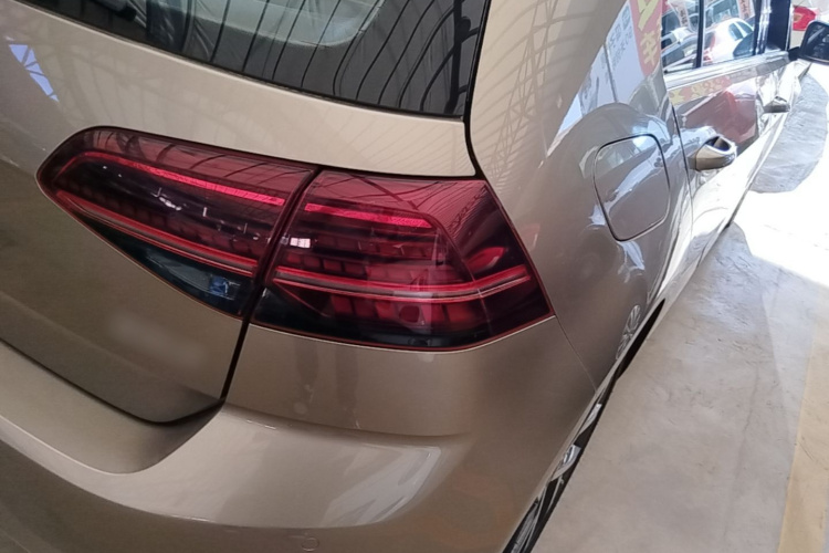 Volkswagen Golf 2018 car image #8