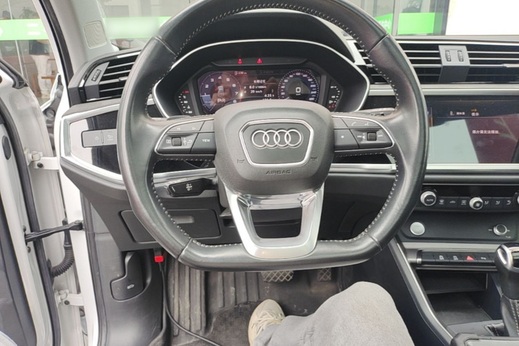 Audi Q3 2020 car image #11