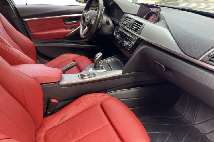 BMW 3 Series 2018 car image #14