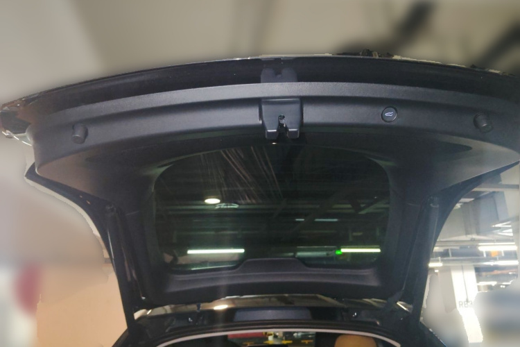 Tesla Model Y 2025 immagine di auto #17