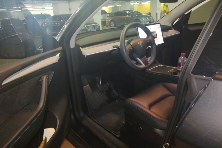 Tesla Model Y 2025 immagine di auto #9
