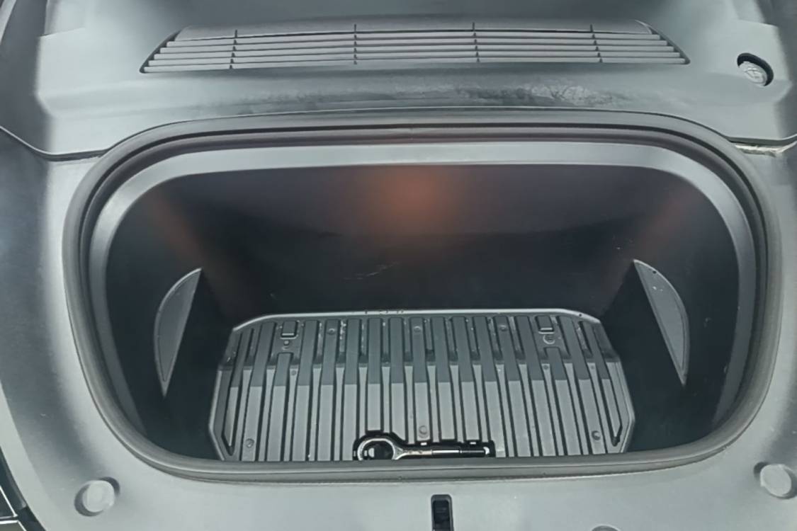 Tesla Model Y 2024 car image #11