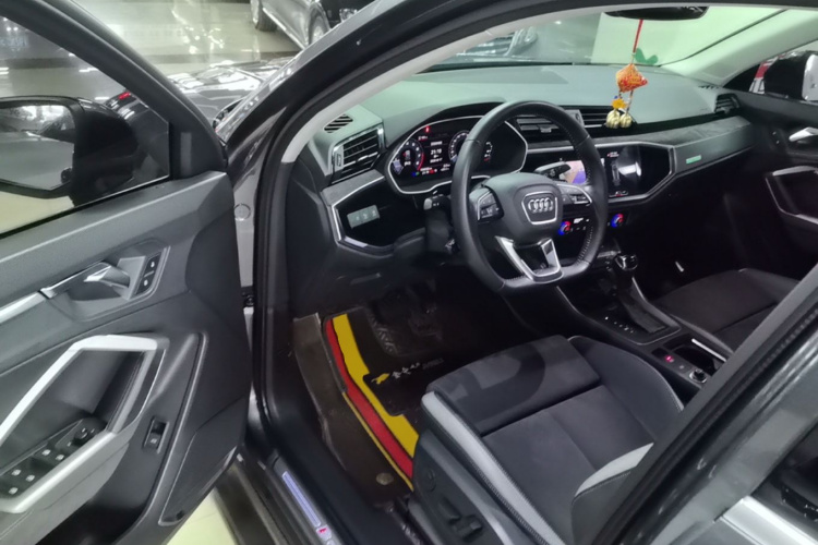 Audi Q3 2020 car image #16