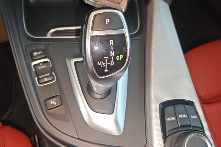 BMW 3 Series 2019 car image #14