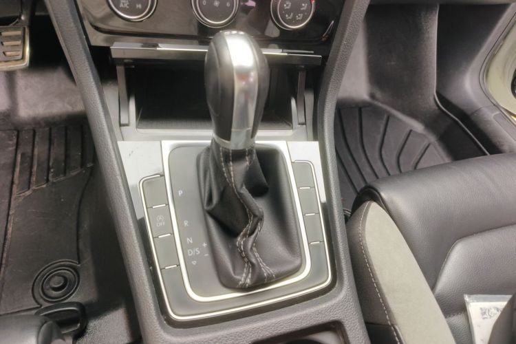 Volkswagen Golf 2018 car image #18