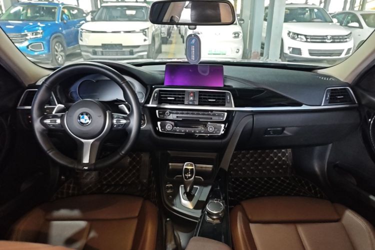 BMW 3 Series 2019 car image #11