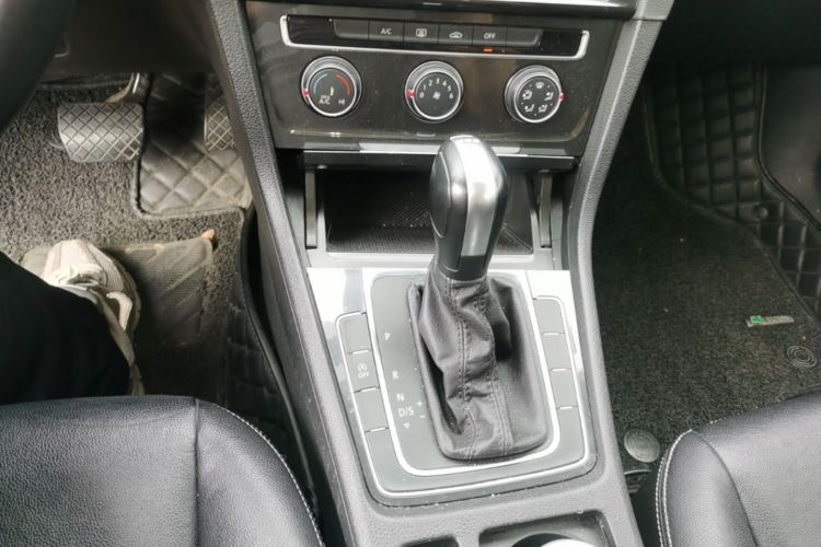 Volkswagen Golf 2019 car image #14