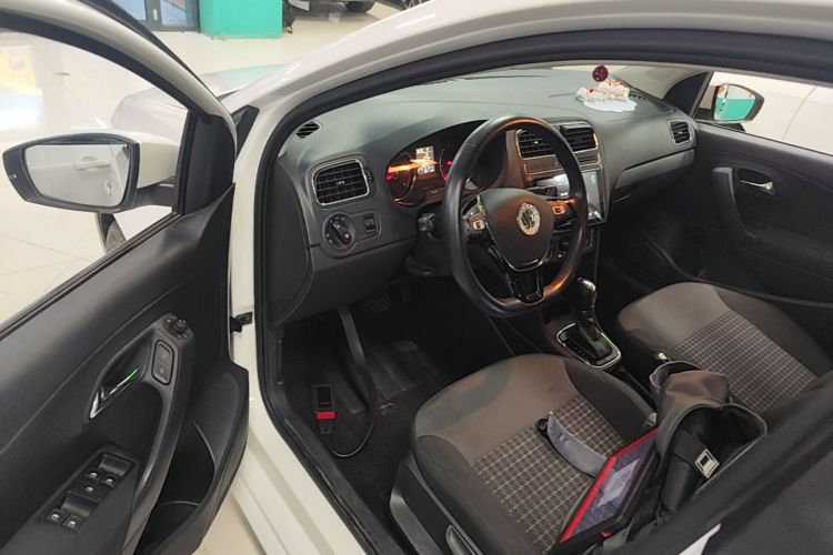 Volkswagen Polo 2018 car image #16
