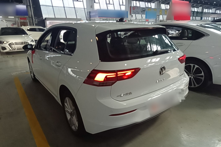 Volkswagen Golf 2023 immagine di auto #7