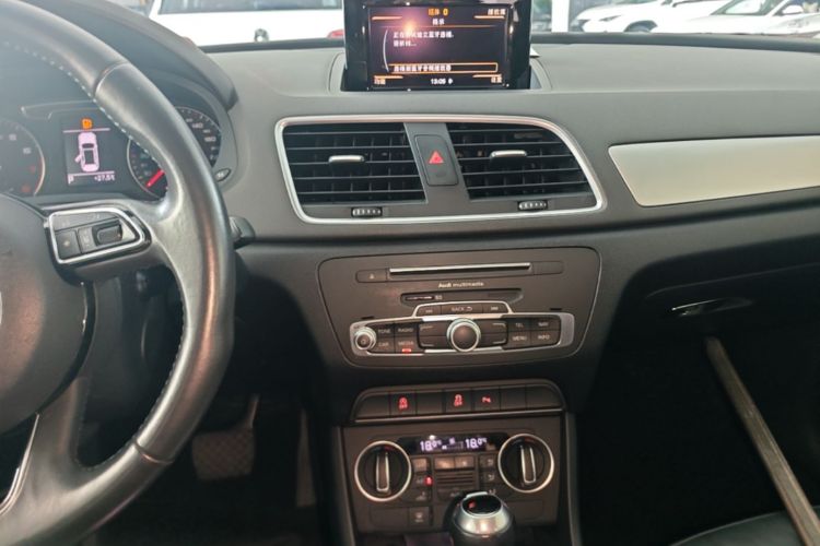 Audi Q3 2018 car image #13