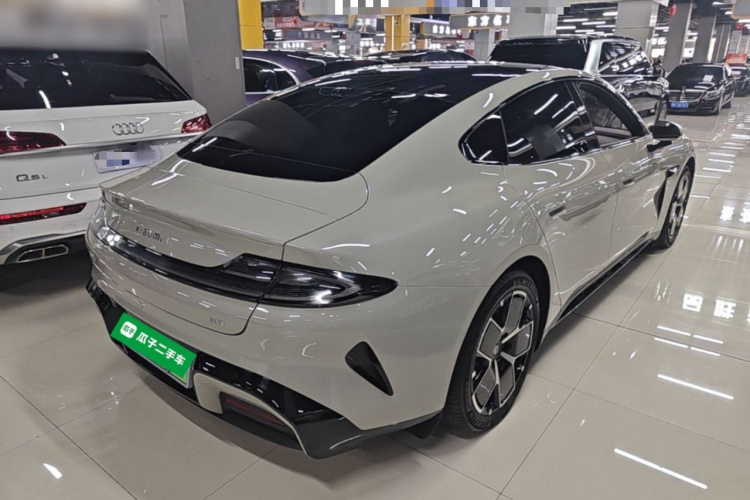 MI SU7 2025 immagine di auto #7