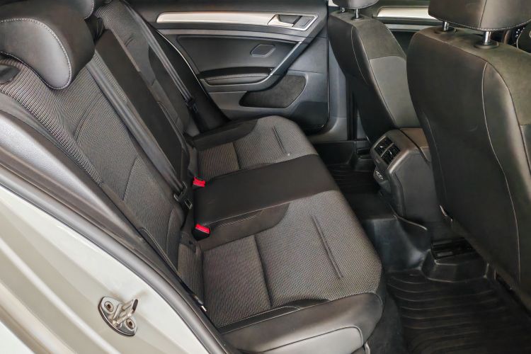 Volkswagen Golf 2019 car image #16