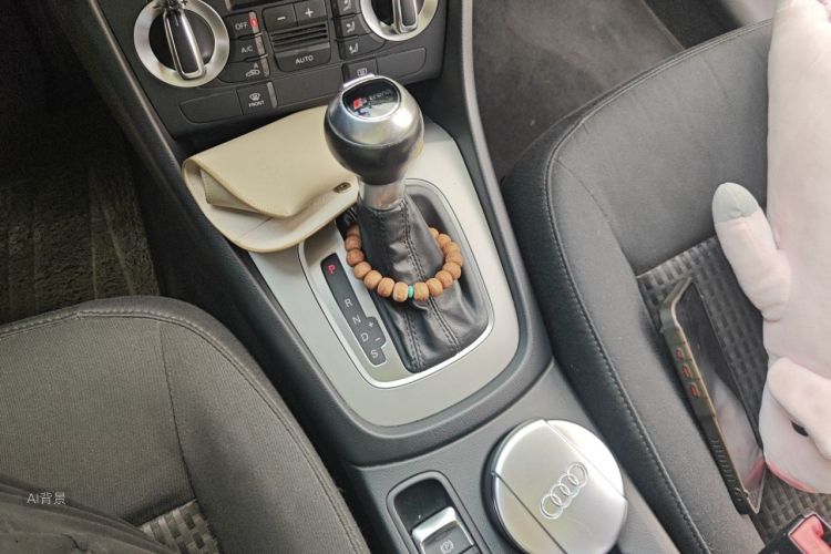 Audi Q3 2015 car image #16