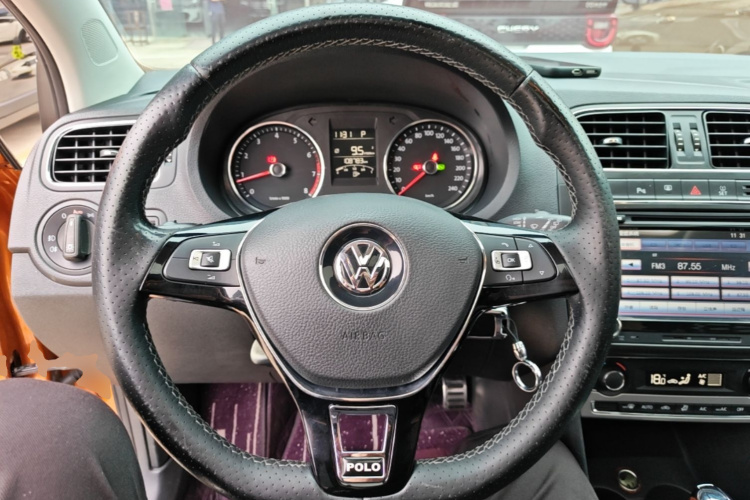 Volkswagen Polo 2014 car image #11