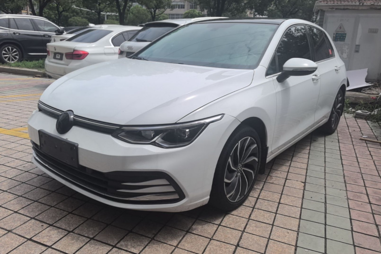 Volkswagen Golf 2021 car image #2