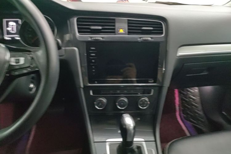 Volkswagen Golf 2020 car image #13