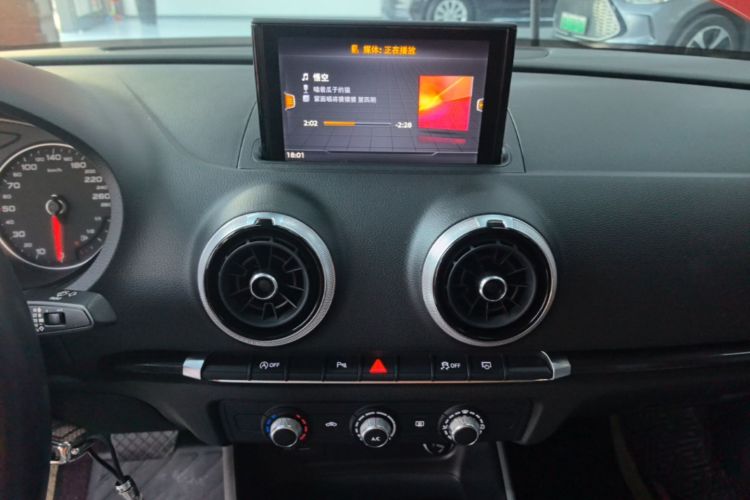 Audi A3 2018 car image #13