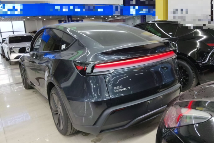 Tesla Model Y 2025 #5 Tesla Model Y 2025 car image #5