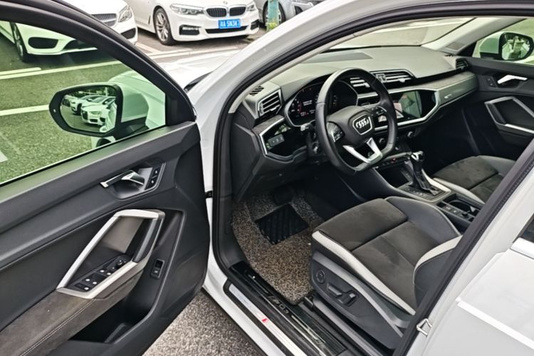 Audi Q3 2020 car image #16
