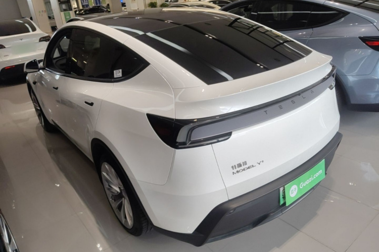 Tesla Model Y 2025 #5 Tesla Model Y 2025 car image #5