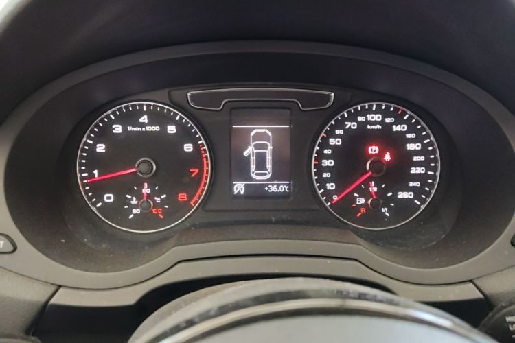 Audi Q3 2016 car image #16