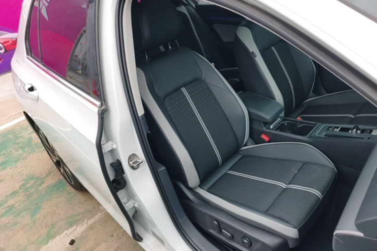 Volkswagen Golf 2025 car image #24