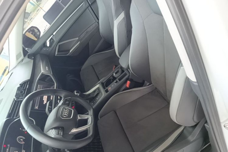 Audi Q3 2023 car image #19