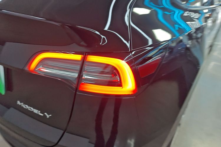 Tesla Model Y 2023 immagine di auto #8