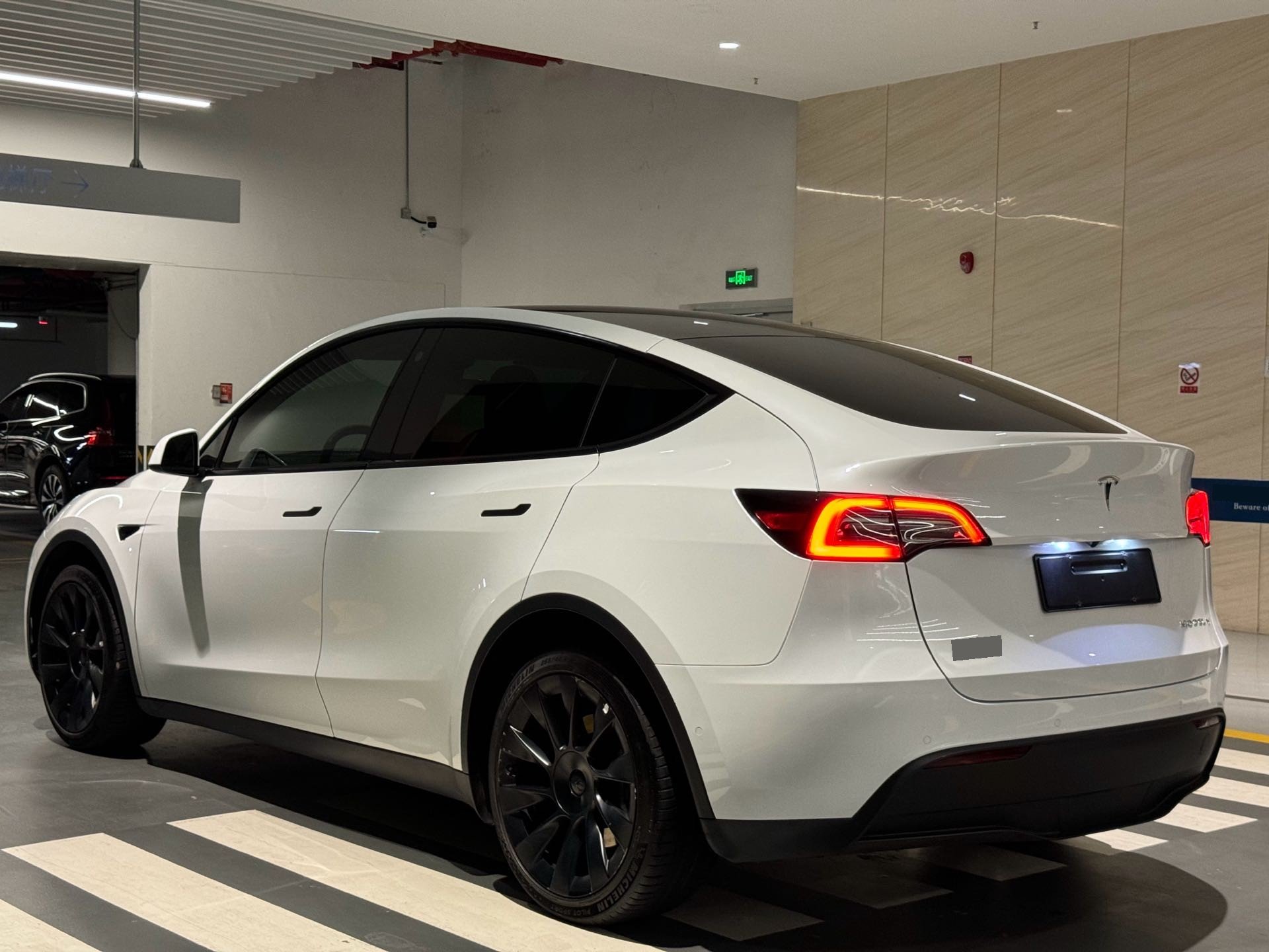 Tesla Model Y 2023 #9 Tesla Model Y 2023 car image #9