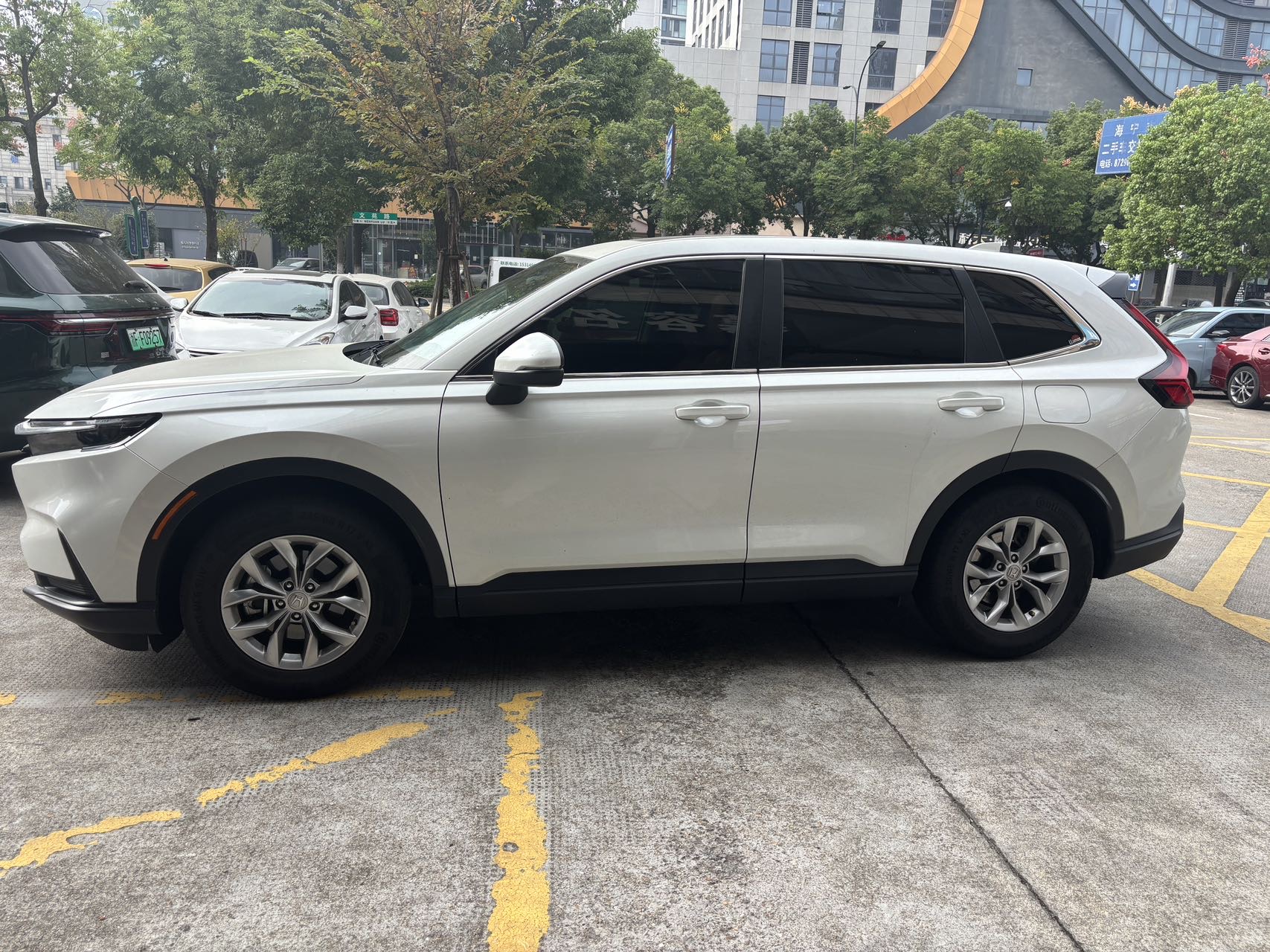Honda CR-V 2023 car image #2