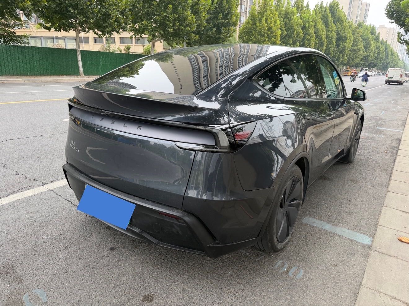 Tesla Model Y 2025 #3 Tesla Model Y 2025 car image #3
