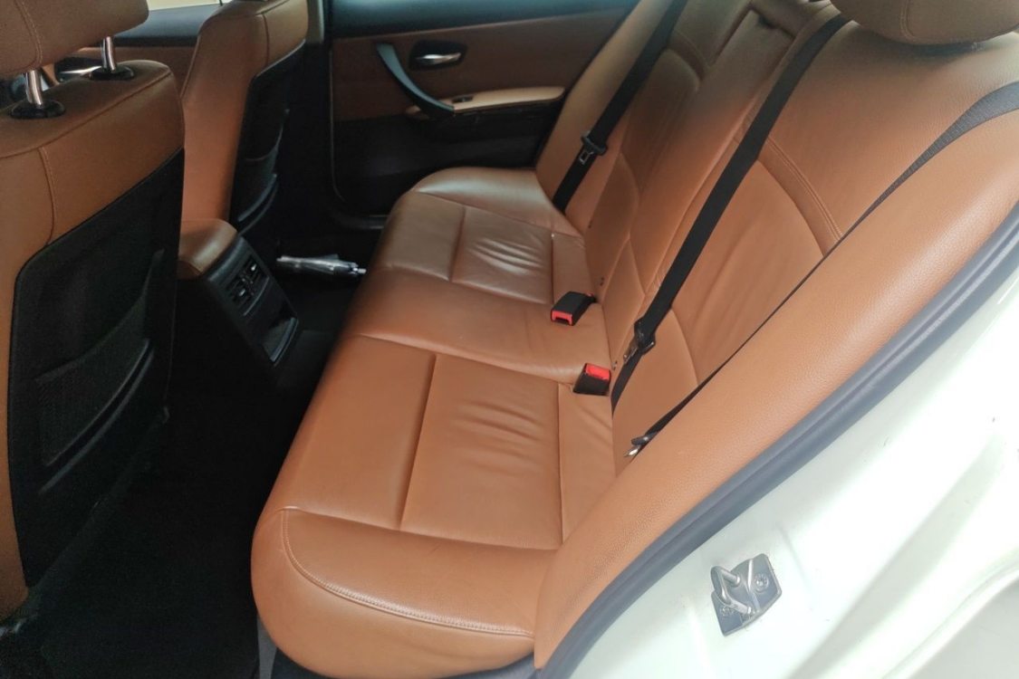 BMW 3 Series 2011 car image #21