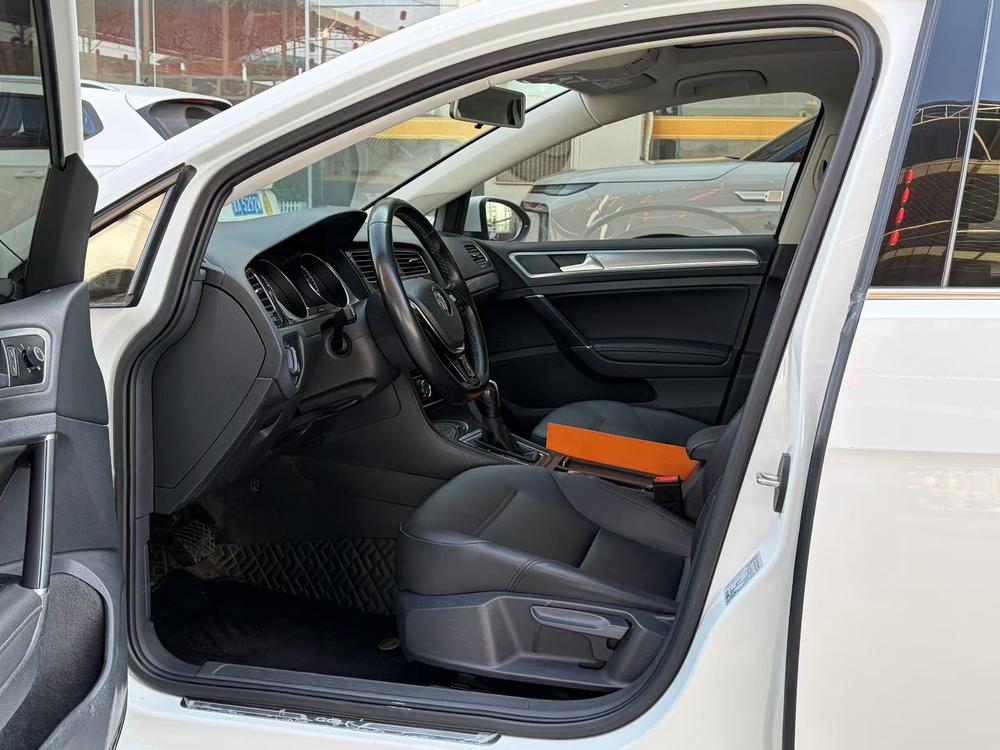 Volkswagen Golf 2018 car image #9