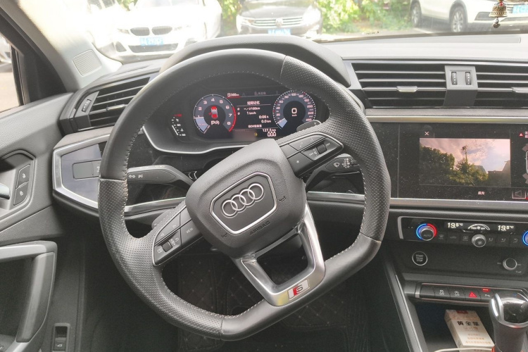 Audi Q3 2021 car image #15