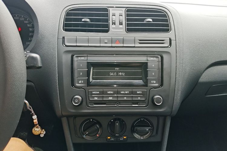 Volkswagen Polo 2016 car image #13