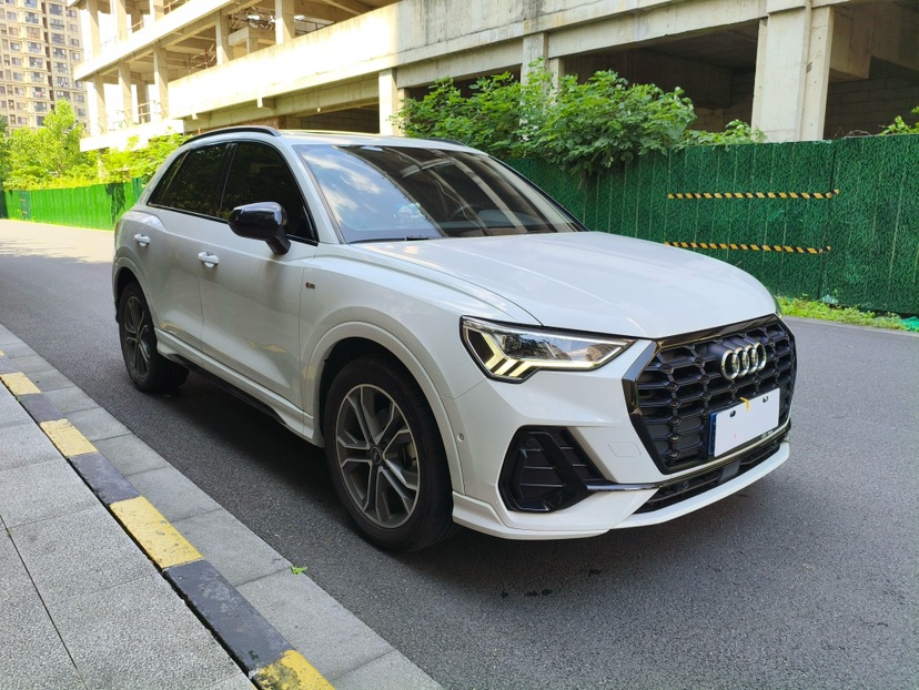 Audi Q3 2023 car image #3