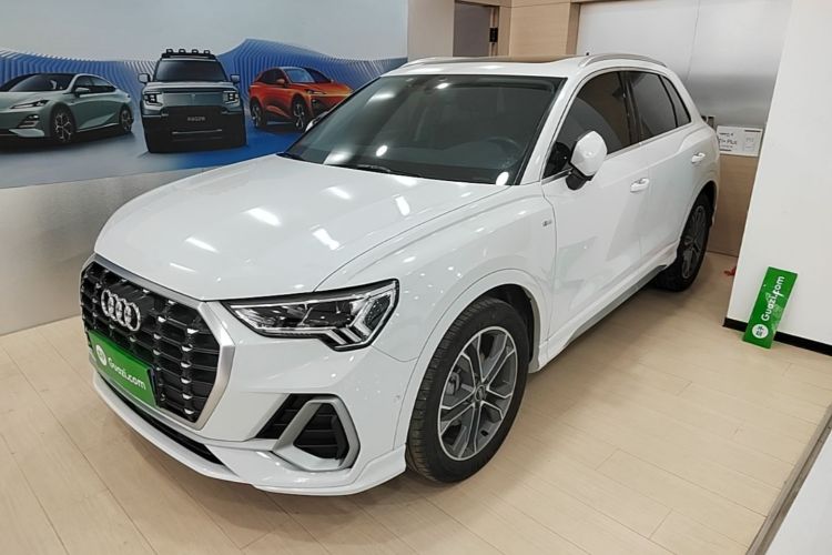 Audi Q3 2023 car image #2