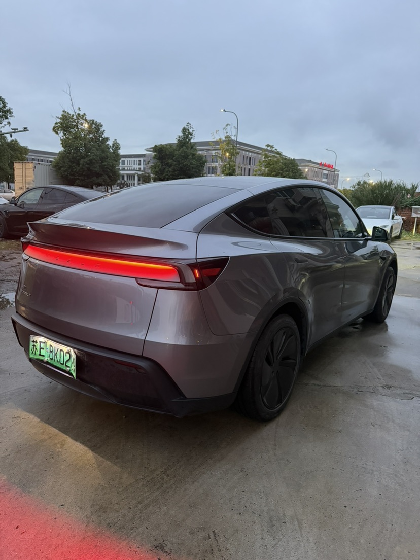 Tesla Model Y 2025 #5 Tesla Model Y 2025 car image #5
