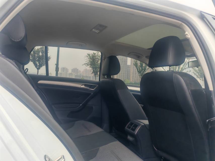 Volkswagen Golf 2019 car image #8