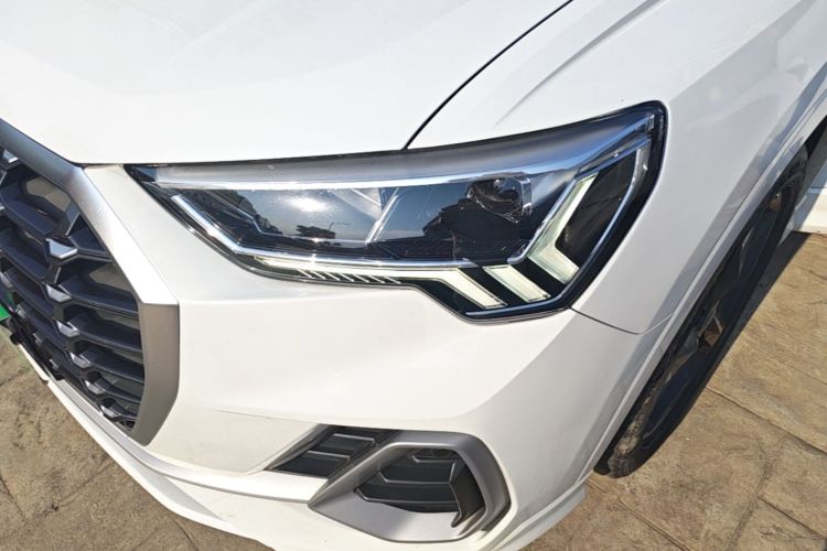 Audi Q3 2019 car image #23